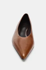 Zapato de tacón bajo tipo kitten, confeccionado en piel color marrón, con diseño de punta fina.
