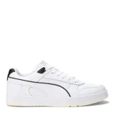 Championes urbanos Puma modelo RBD Game Low, color blanco con detalles en negro. Presentan un diseño inspirado en el básquetbol con perforaciones en la puntera, el logo de la marca en la lengüeta y la franja característica en los laterales. Cuentan con suela de goma con efecto envejecido.