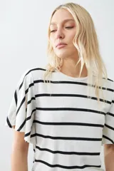 Remera de punto con rayas horizontales negras sobre fondo blanco, mangas cortas con volados.