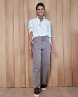 Pantalón de jean de corte recto y tiro medio, en color gris oscuro con efecto lavado. Presenta cierre frontal con botón y bolsillos laterales y traseros.