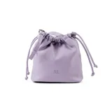 Cartera tipo morral de símil cuero graneado color lila, con cierre ajustable mediante cordón fruncido y correa regulable.