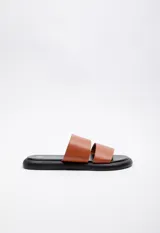 Sandalia color marrón claro de símil cuero con doble cinta ancha y plataforma de 2 cm.