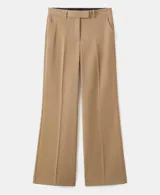 Pantalón de vestir tostado de tiro medio, con pernera ancha y recta, bolsillos laterales y pliegue planchado central.