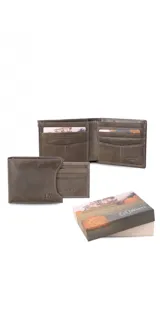 Billetera de cuero color marrón claro, con bolsillo al frente. Cuenta con un tarjetero y visor extraíble sujeto mediante un elástico. Interior con doble repartición para billetes, tarjeteros y bolsillos.