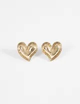 Par de caravanas plateadas con forma de corazón.