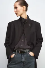 Cinturón Zara de 3 cm de ancho confeccionado en piel 100% color negro, con hebilla metálica dorada de diseño cuadrado.