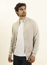 Cardigan tipo Harrington de tejido de punto en color tostado, con cierre frontal completo y cuello alto.