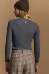 Polera de punto acanalado color gris, con cuello alto y mangas largas, de calce ajustado al cuerpo.