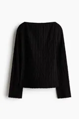 Top de manga larga en punto texturizado con escote bote y hombros levemente caídos, de color negro.