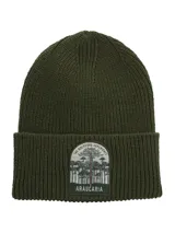 Gorro tipo beanie de punto acanalado en color verde oliva, con vuelta y parche frontal bordado con diseño de bosque y texto alusivo a la Araucaria.