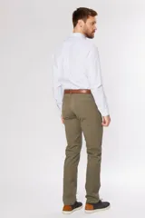 Pantalón de gabardina de corte recto y cinco bolsillos, con diseño liso y trabillas para cinturón.