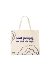 Bolso tote de tela color crudo con asas cortas y estampado de un contenedor de carga con la frase "NO ME LA".