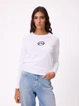 Remera de manga larga Rusty, color blanco, con cuello redondo y logo de la marca estampado en el centro del pecho.