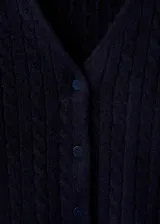 Cardigan de punto trenzado en color azul marino, con cuello en pico, manga larga y cierre frontal con botones.