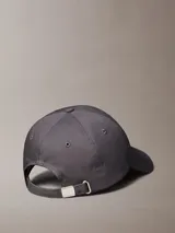 Gorra de béisbol de algodón color gris oscuro, con visera curva y logotipo de Calvin Klein bordado en tono a tono en el frente.