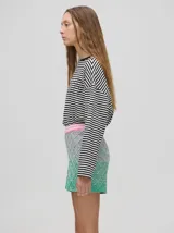 Short de punto tejido con patrón de rombos en tonos degradados de celeste y amarillo. Presenta una pretina elástica y un calce suelto.