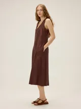 Vestido midi de lino color marrón, de corte recto y holgado, con escote en V y bolsillos laterales.