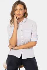 Camisa de lino color verde menta, de manga larga con botones personalizados, cuello camisero, dos bolsillos frontales en el pecho y presilla en la manga.