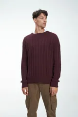 Sweater de punto color borgoña con diseño de trenzas verticales.