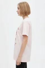 Remera blanca de manga corta con cuello redondo y estampado frontal de inspiración veraniega con motivos italianos, limones y la leyenda Italia Amalfi Capri.