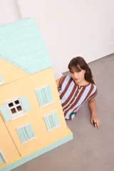 Chaleco tejido a rayas verticales en color marrón y celeste, con botones frontales y un bordado artesanal de una flor en la parte inferior.