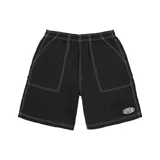 Short de nylon negro con costuras en contraste color blanco, bolsillos laterales amplios y parche con logo de la marca en la parte inferior.