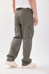 Pantalón cargo baggy color verde militar.