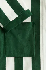 Bata larga confeccionada en suave algodón rizado, con diseño de rayas verticales en color verde oscuro y blanco. Cuenta con cuello chal, bolsillos frontales de parche y cinturón ajustable para atar en la cintura.