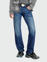 Jeans Diesel modelo 1985 Larkee, corte recto, color azul con efecto de lavado y desgaste.