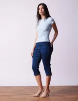 Remera negra de tejido acanalado, marca Cyrus, con escote a la base y manga corta.