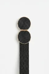 Cinturón negro de rafia trenzada con hebilla metálica dorada de diseño circular doble.
