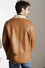 Campera de cuero color marrón claro con cuello de piel sintética color crema.