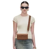 Cartera bandolera Marc Jacobs modelo The Mini Bag, confeccionada en cuero texturizado color marrón. Presenta el nombre del modelo y la marca grabados en el frente, con correa de cinta ajustable con el logo de la marca tejido.