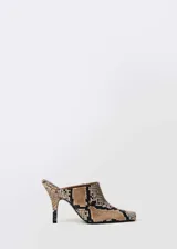 Zapato destalonado con estampado de piel de serpiente, punta cuadrada y tacón fino.