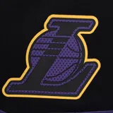 Short deportivo negro con cintura elástica ajustable con cordón, logo de los Lakers en la pierna izquierda y la palabra "Lakers" en vertical en la pierna derecha.