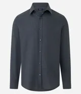 Camisa de manga larga confeccionada en tricolina de algodón, con cuello inglés, cierre frontal de botones y puños abotonados. Diseño liso y versátil.