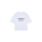 Remera oversize de manga corta Eme Studios modelo Manage Pearl, color blanco con estampado tipográfico en color bordó en el pecho.