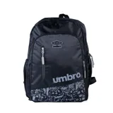 Mochila Umbro color negro con estampado abstracto en la parte inferior y logo de la marca en gris. Cuenta con un bolsillo frontal con cierre vertical y dos bolsillos laterales de malla.