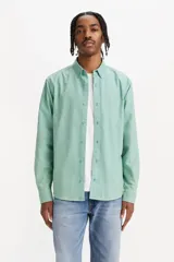 Camisa celeste de manga larga con cuello abotonado.