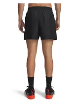 Short deportivo Under Armour de corte recto y largo corto, confeccionado en tejido técnico ultraligero y transpirable con tecnología repelente al agua. Presenta cintura elástica con cordón interno, bolsillos laterales y logo de la marca estampado en el ruedo.