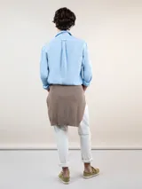 Camisa lisa de hombre color celeste, confeccionada en 100% algodón con acabado vintage. Presenta corte regular fit, cuello italiano, cierre con botones, manga larga con puño simple y logo bordado en el pecho.