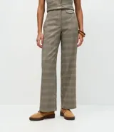 Pantalón de sastrería con corte recto y estampado de cuadros, confeccionado en tejido estructurado con cintura definida.