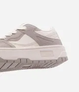 Championes de caña corta marca Satinato, confeccionados en material sintético tipo cuero (PU). Presentan un diseño de paneles en tonos beige y tostado, con suela de plataforma tipo caja y cierre mediante cordones.