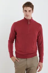 Sweater verde oliva de tejido acrílico con textura similar al cashmere, corte clásico, cuello alto con cierre metálico y tirador de cuerina ecológica.