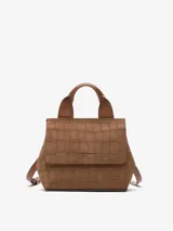 Mini cartera tipo city bag Adolfo Domínguez modelo Auge II de cuero vacuno marrón con estampado efecto croco. Cuenta con una solapa con cierre magnético y asa de mano estructurada.