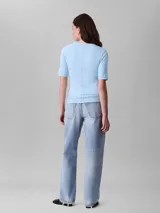 Remera de algodón canalé con cuello redondo y mangas cortas. Presenta un ajuste al cuerpo y el logotipo de la marca estampado en el centro del pecho.