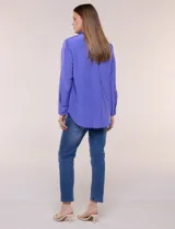 Camisa de satén blanca de la marca Floral & Ivy, con cuello con solapa, cierre frontal de botones, manga larga con puño ancho y bolsillo aplicado en el pecho.
