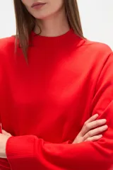 Sweater de viscosa color rojo, con cuello polera, corte holgado y pespuntes decorativos.