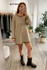 Vestido corto tejido a rayas horizontales color marrón y beige, de manga larga y cuello redondo.