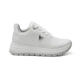 Championes deportivos Via Marte modelo Adeline, color blanco con plataforma y suela dentada. Presentan pasadores de cordones blancos, puntera perforada y logo metálico lateral en forma de letra "V".